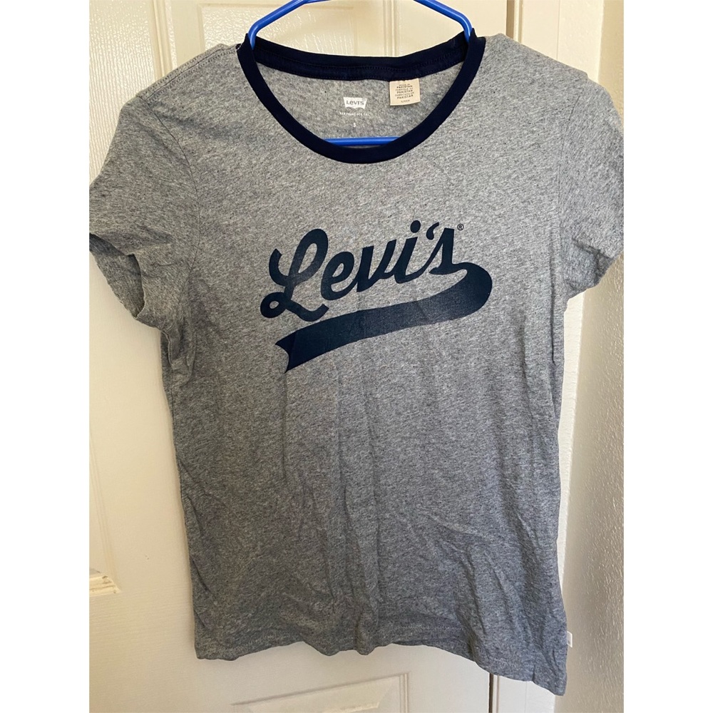 Gray Levi’s Tee